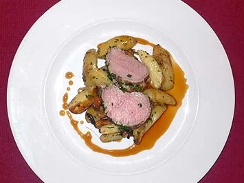 Rezept: Kalbsfilet, in Olivenöl pochiert, mit Kartoffelgröstl und Pfifferlingen Kalbsfilet, in Olivenöl pochiert, mit Kartoffelgröstl und Pfifferlingen - Rezept