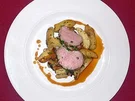 Rezept: Kalbsfilet, in Olivenöl pochiert, mit Kartoffelgröstl und Pfifferlingen Kalbsfilet, in Olivenöl pochiert, mit Kartoffelgröstl und Pfifferlingen - Rezept