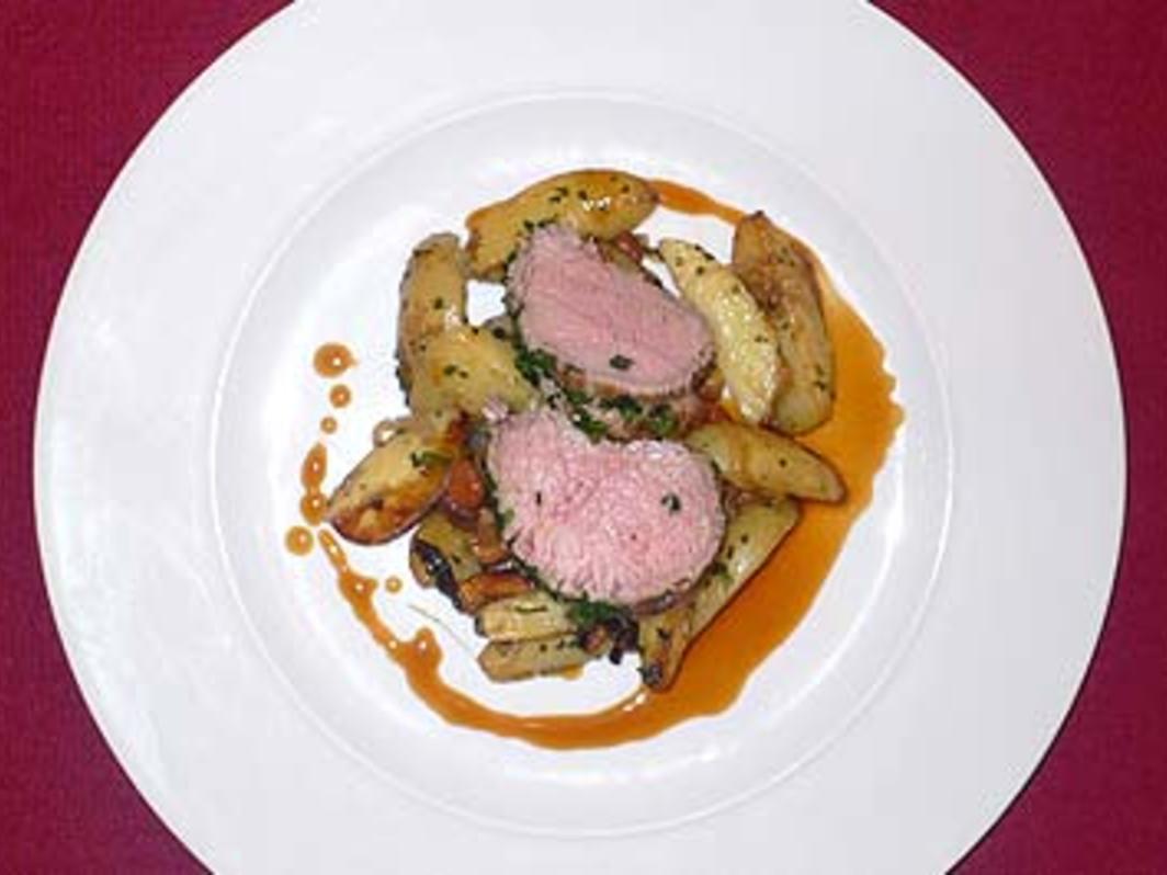 Kalbsfilet, in Olivenöl pochiert, mit Kartoffelgröstl und Pfifferlingen