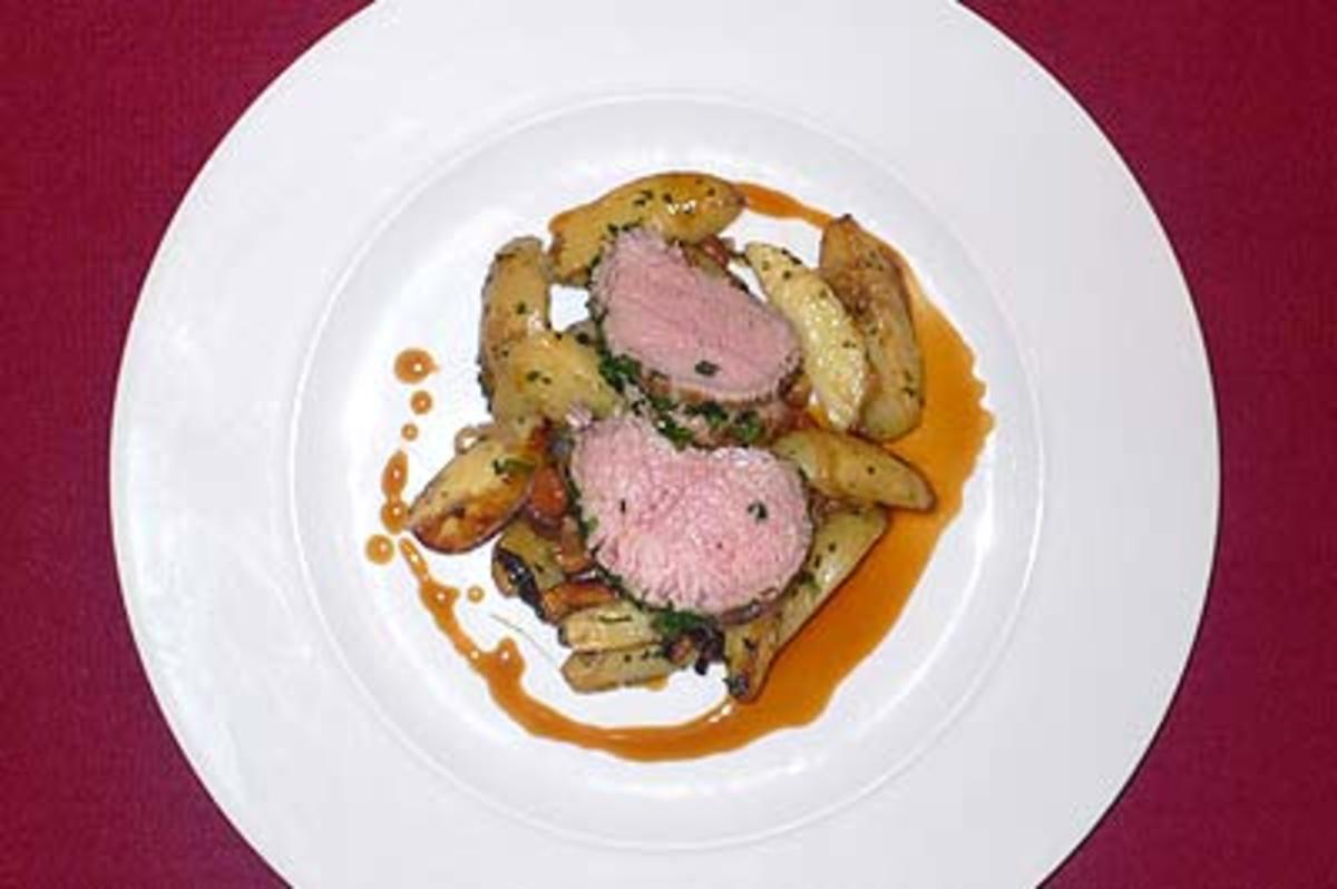 Bilder für Kalbsfilet, in Olivenöl pochiert, mit Kartoffelgröstl und Pfifferlingen - Rezept