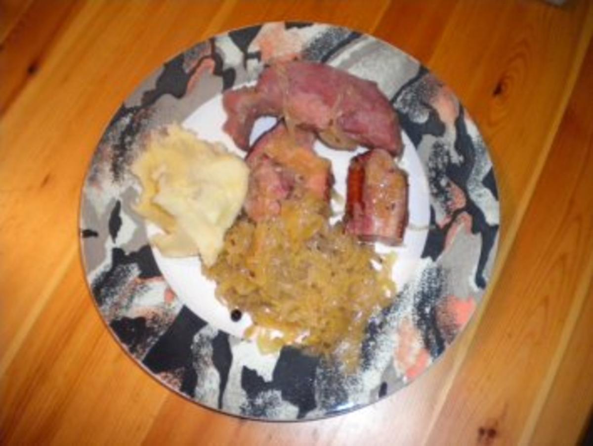 Sauerkraut mit geräuchertem Fleisch, Kartoffelstock  und gemischtem Salat - Rezept - Bild Nr. 2
