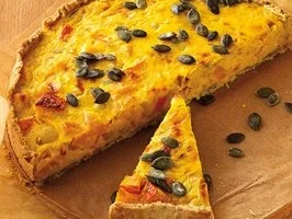 Rezept: Pizzakatzes Kürbis -Fenchel-Quiche mit Weintrauben Pizzakatzes Kürbis -Fenchel-Quiche mit Weintrauben - Rezept