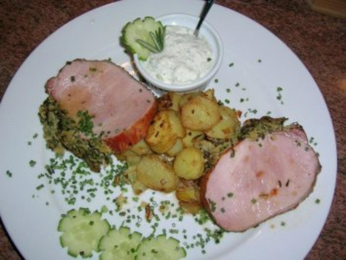 Kasseler in Kräuterkruste mit würziger Mascarpone-Gurken-Creme und ...