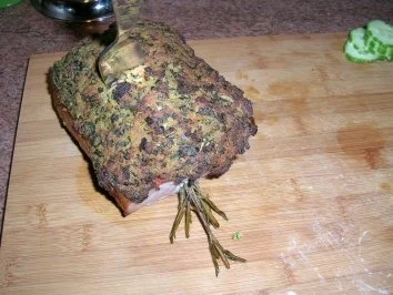 Kasseler in Kräuterkruste mit würziger Mascarpone-Gurken-Creme und krossen Bratkartoffeln - Rezept - Bild Nr. 4