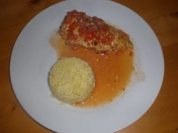 HÄHNCHENBRUSTFILETS MIT EINER KÄSETOMATENHAUBE - Rezept