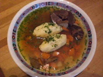 Menü Teil 1 "Suppe"  Dunkle Gänsesuppe mit Griesnockerln und Gemüse - Rezept
