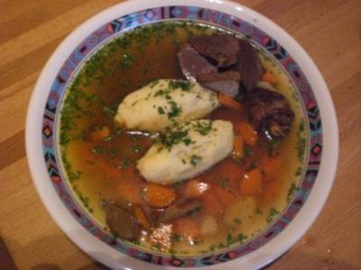 Menü Teil 1 "Suppe"  Dunkle Gänsesuppe mit Griesnockerln und Gemüse - Rezept