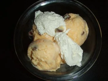 Rezept: Kürbiseis mit Rum und Rosinen Kürbiseis mit Rum und Rosinen - Rezept