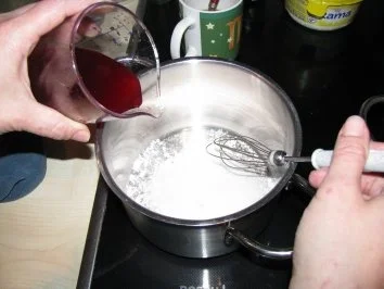 Rezept: Schwarzwälder-Kirsch-Sahnetorte Bild Nr. 2 Schwarzwälder-Kirsch-Sahnetorte - Rezept - Bild Nr. 2