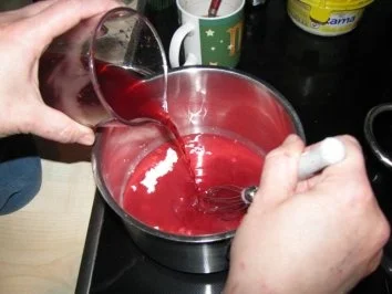 Rezept: Schwarzwälder-Kirsch-Sahnetorte Bild Nr. 3 Schwarzwälder-Kirsch-Sahnetorte - Rezept - Bild Nr. 3