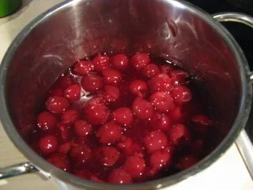 Rezept: Schwarzwälder-Kirsch-Sahnetorte Bild Nr. 4 Schwarzwälder-Kirsch-Sahnetorte - Rezept - Bild Nr. 4