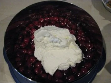 Rezept: Schwarzwälder-Kirsch-Sahnetorte Bild Nr. 7 Schwarzwälder-Kirsch-Sahnetorte - Rezept - Bild Nr. 7