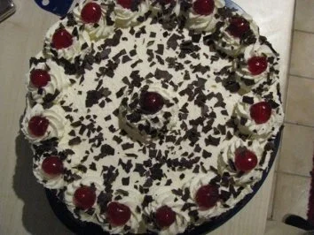 Rezept: Schwarzwälder-Kirsch-Sahnetorte Bild Nr. 9 Schwarzwälder-Kirsch-Sahnetorte - Rezept - Bild Nr. 9
