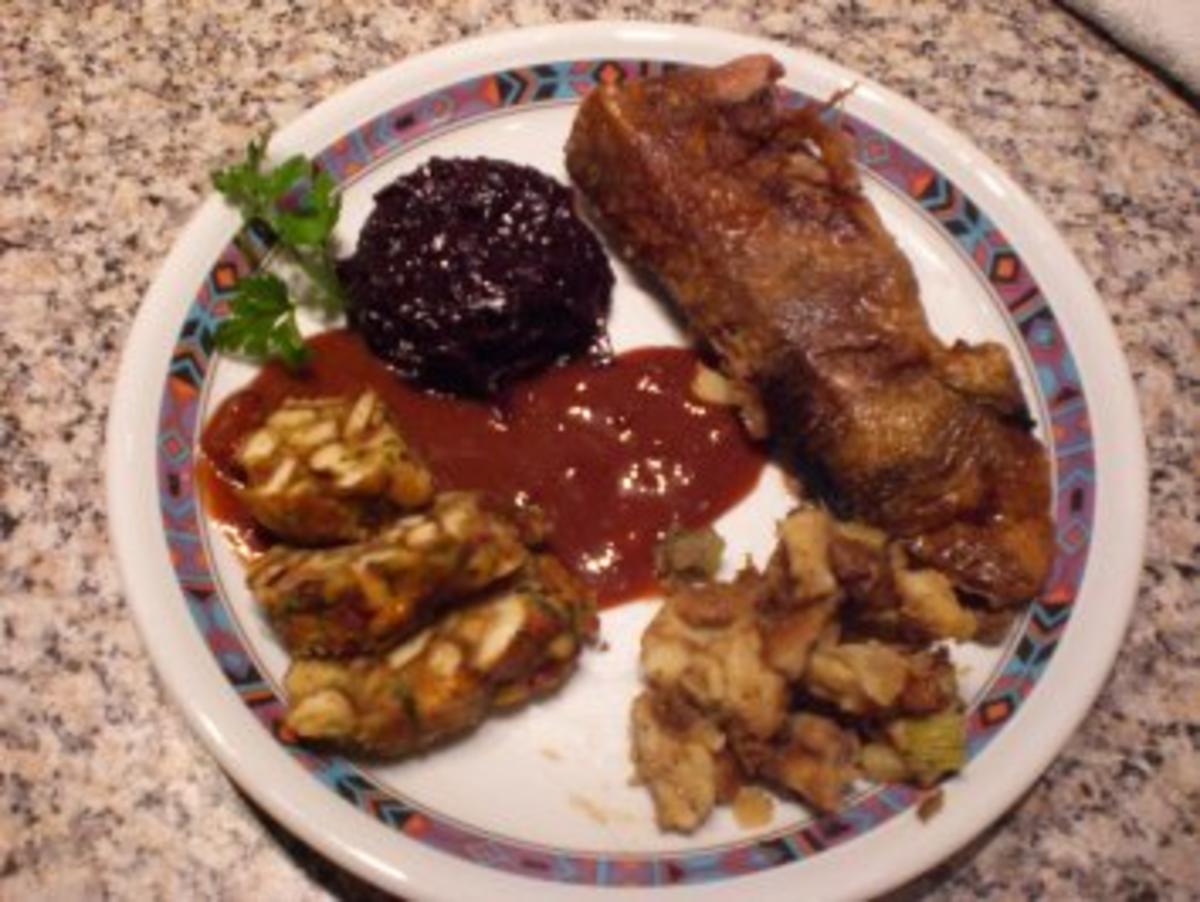 Menü Teil 2 \" Hauptgericht \" Gefüllte Gans mit Blaukraut, Brezgenknödel und Soße Rezept