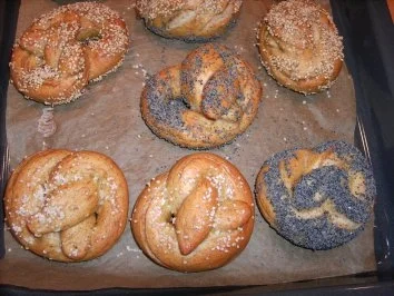 Rezept: Laugenbrezel mit Sesam / Mohn / Salz Bild Nr. 2 Laugenbrezel mit Sesam / Mohn / Salz - Rezept - Bild Nr. 2