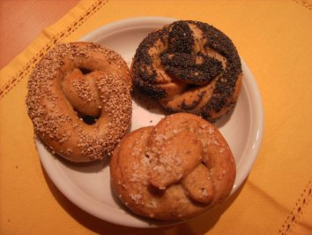 Laugenbrezel mit Sesam / Mohn / Salz - Rezept - Bild Nr. 3