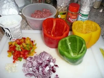 Paprikaschoten gefüllt mit Hack und Reis in Tomatensoße - Rezept - Bild Nr. 2