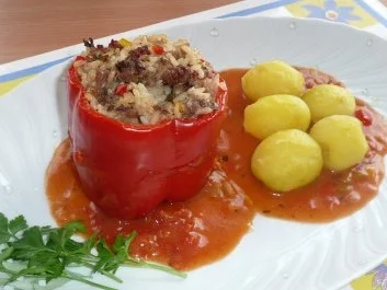 Paprikaschoten gefüllt mit Hack und Reis in Tomatensoße - Rezept - Bild Nr. 8