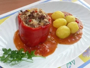 Paprikaschoten gefüllt mit Hack und Reis in Tomatensoße - Rezept