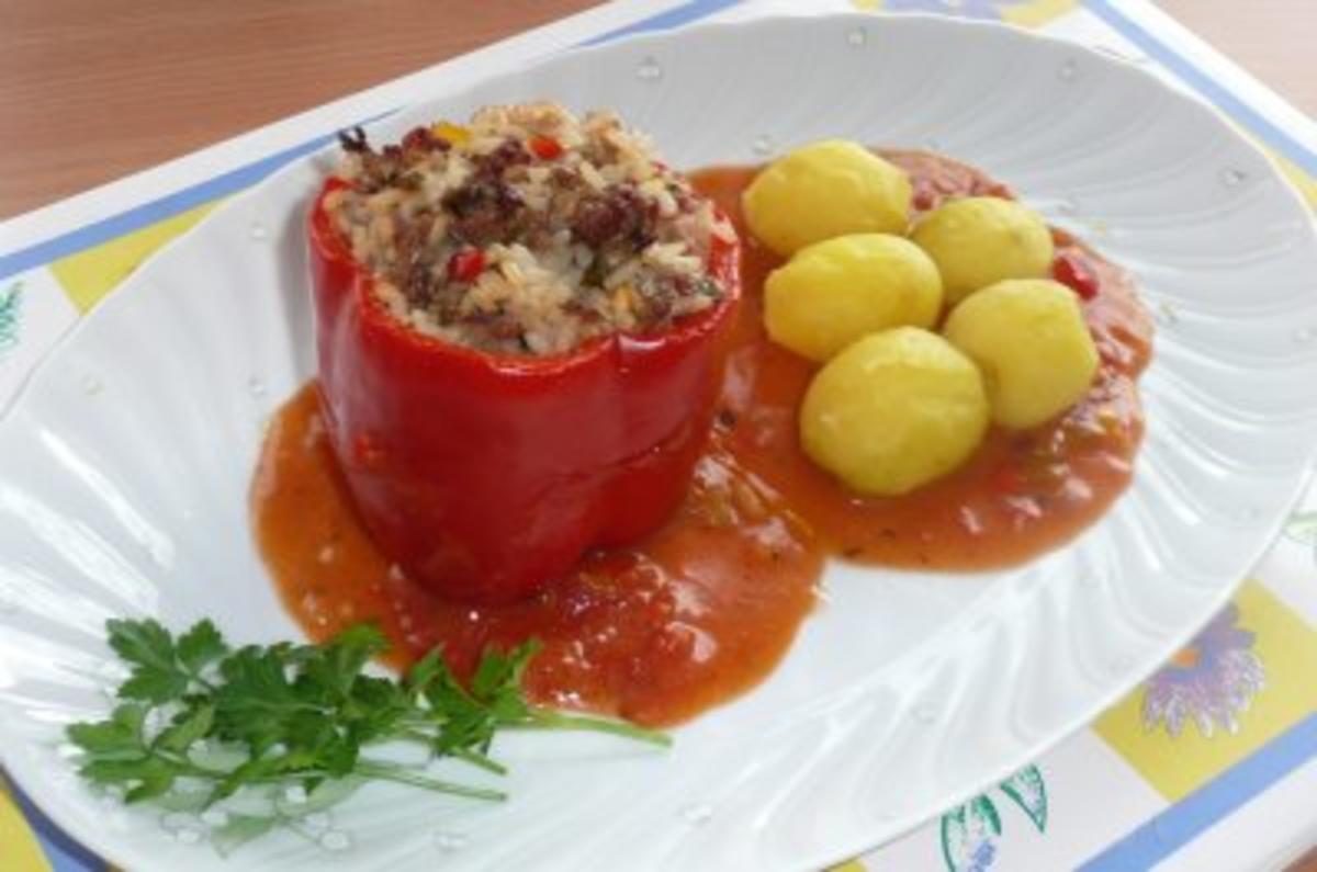 Bilder für Paprikaschoten gefüllt mit Hack und Reis in Tomatensoße - Rezept