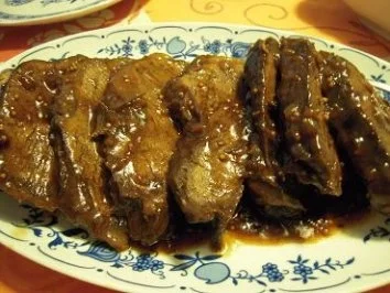 Sauerbraten mit Semmelknödeln und Hallimasch - Rezept