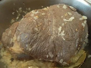 Sauerbraten mit Semmelknödeln und Hallimasch - Rezept - Bild Nr. 2