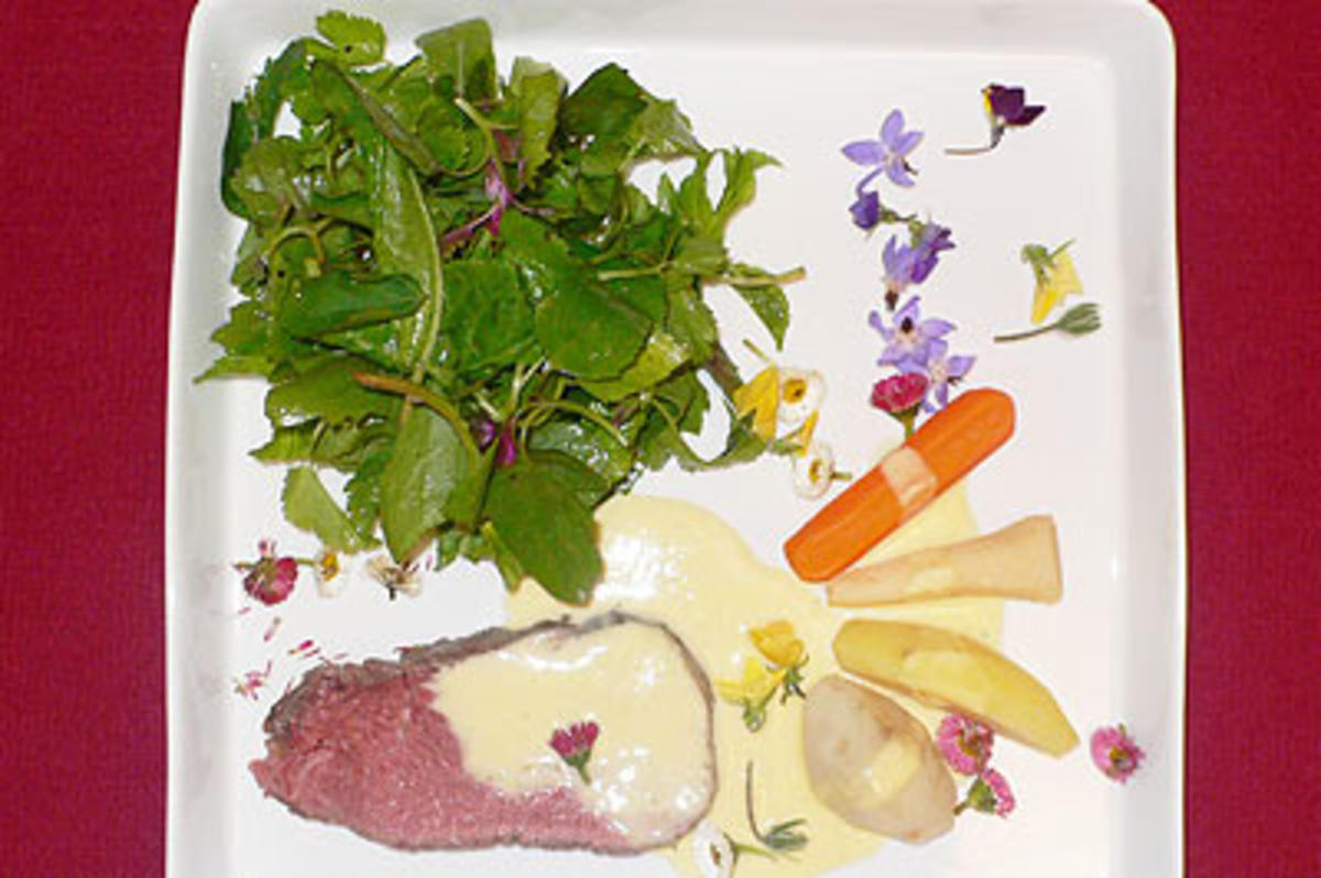 Roastbeef auf Wildkräuter-Salat mit einer Soße aus Butter und Weißwein - Rezept
