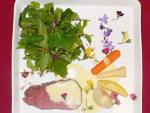 Roastbeef auf Wildkräuter-Salat mit einer Soße aus Butter und Weißwein - Rezept
