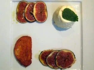 Rezept: Zitronenflammeri mit Feigen-Carpaccio und karamellisiertem Milchbrötchen Zitronenflammeri mit Feigen-Carpaccio und karamellisiertem Milchbrötchen - Rezept