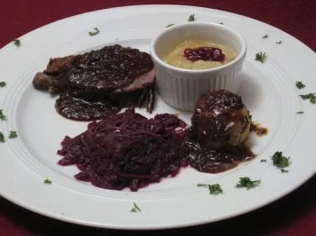 Rheinischer Sauerbraten mit Knödeln auf Apfelrotkohl mit Apfelkompott - Rezept