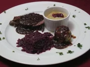 Rheinischer Sauerbraten mit Knödeln auf Apfelrotkohl mit Apfelkompott - Rezept