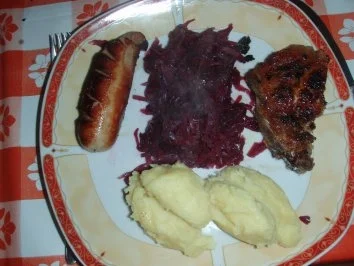 Rezept: Bratwurst - Kalbskoteletts - Rotkraut und Kartoffelpüree Bratwurst - Kalbskoteletts - Rotkraut und Kartoffelpüree - Rezept