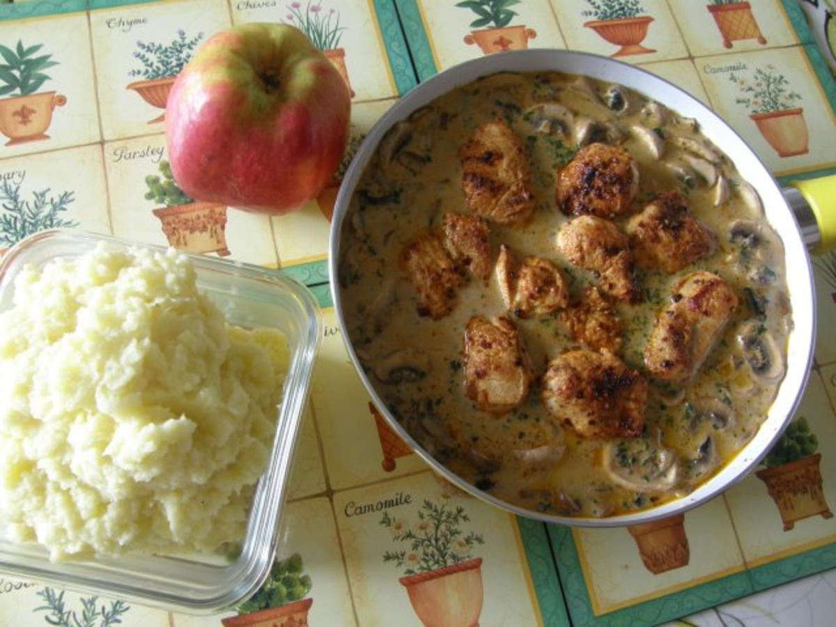 Putenschnitzel mit Champignon-Rahmsoße und Apfel-Kartoffelpüree ...