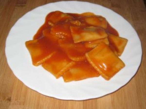 Ravioli in Tomatensoße - Rezept mit Bild - kochbar.de