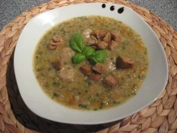 Fleischsuppe mit Markklösschen & Croutons - Rezept
