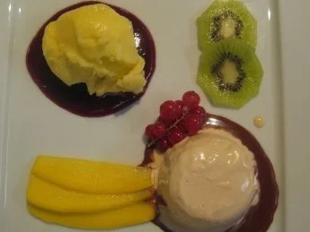 Geeiste Marsala-Zabaione mit Chili-Schokoladensoße an Mangosorbet auf Kirschpüree - Rezept