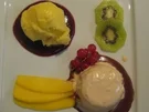 Rezept: Geeiste Marsala-Zabaione mit Chili-Schokoladensoße an Mangosorbet auf Kirschpüree Geeiste Marsala-Zabaione mit Chili-Schokoladensoße an Mangosorbet auf Kirschpüree - Rezept