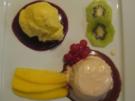 Geeiste Marsala-Zabaione mit Chili-Schokoladensoße an Mangosorbet auf Kirschpüree - Rezept