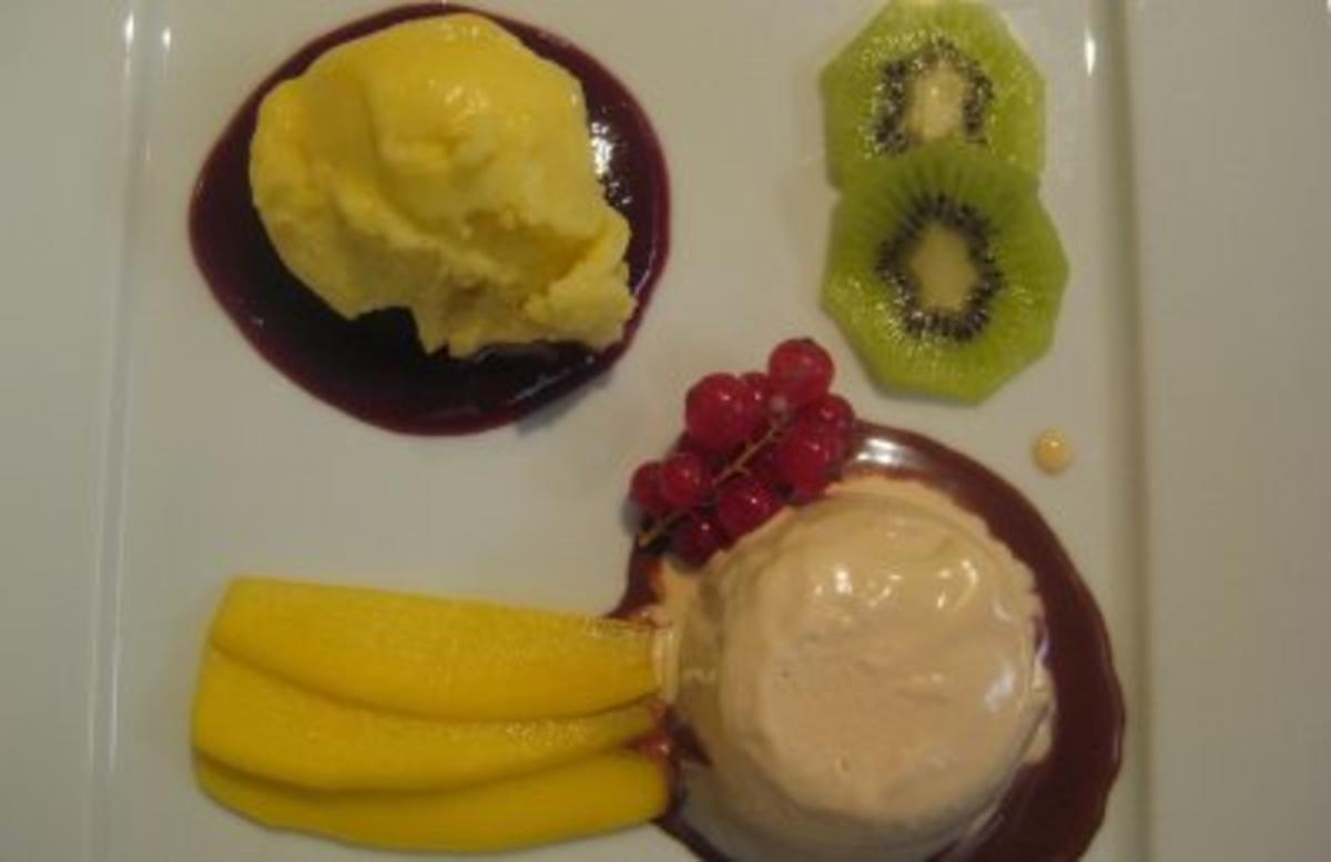 Bilder für Geeiste Marsala-Zabaione mit Chili-Schokoladensoße an Mangosorbet auf Kirschpüree - Rezept