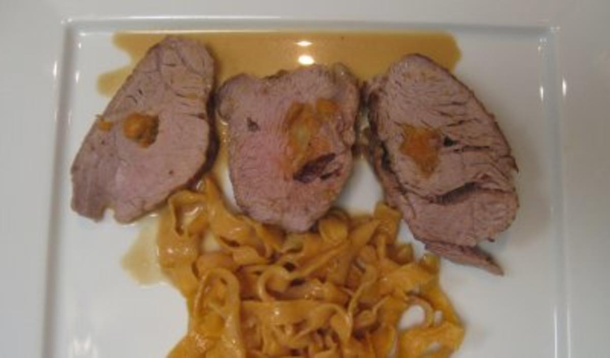 Gefülltes Kalbsfilet auf Burgunder-Pfefferschaum mit Wirsing-Lauch-Fondue an Paprika-Fettucini - Rezept