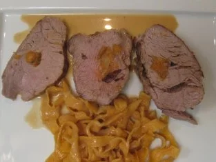 Rezept: Gefülltes Kalbsfilet auf Burgunder-Pfefferschaum mit Wirsing-Lauch-Fondue an Paprika-Fettucini Gefülltes Kalbsfilet auf Burgunder-Pfefferschaum mit Wirsing-Lauch-Fondue an Paprika-Fettucini - Rezept