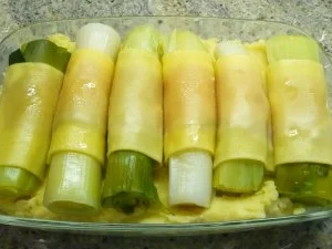 Lauchstangen im Käse- Schinkenmantel auf Kartoffelpüree - Rezept - Bild Nr. 3