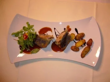 Rezept: Schweinefilet in Gewürzteig mit Pfifferlingen und Rosmarin-Drillingen Schweinefilet in Gewürzteig mit Pfifferlingen und Rosmarin-Drillingen - Rezept