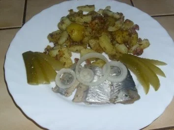 Bratkartoffeln mit sauren Salzhering - Rezept