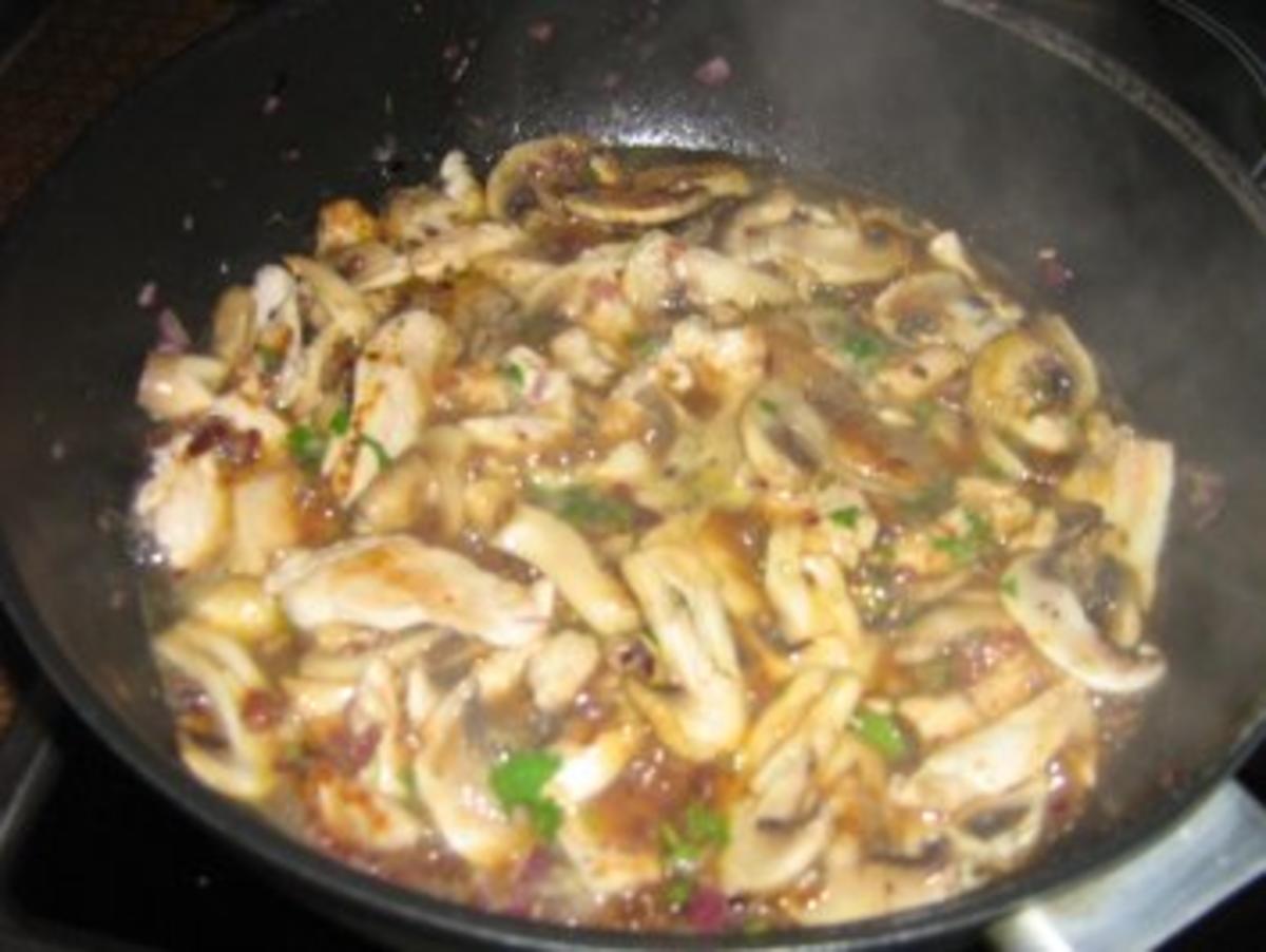 Champignon-Hähnchen-Geschnetzeltes mit bunten Nudeln - Rezept - Bild Nr. 6