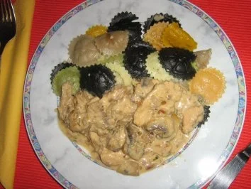 Champignon-Hähnchen-Geschnetzeltes mit bunten Nudeln - Rezept