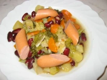 Rezept: Bunter Wirsing-Topf mit Wurst Bunter Wirsing-Topf mit Wurst - Rezept