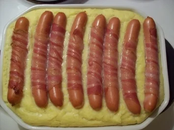 Rezept: Kartoffel-Käse-Püree mit Speck-Würstchen Kartoffel-Käse-Püree mit Speck-Würstchen - Rezept