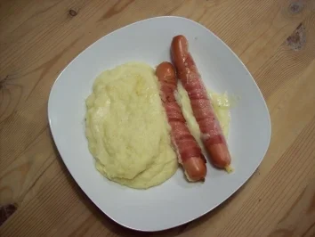 Rezept: Kartoffel-Käse-Püree mit Speck-Würstchen Kartoffel-Käse-Püree mit Speck-Würstchen - Rezept