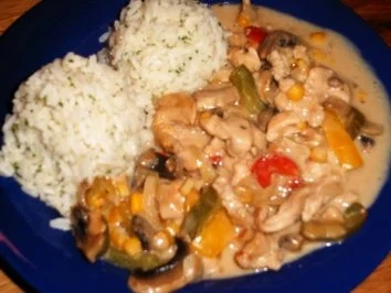 Rezept: Falsche Sahne-Geflügel-Gemüse-Pfanne mit Petersilienreis Falsche Sahne-Geflügel-Gemüse-Pfanne mit Petersilienreis - Rezept